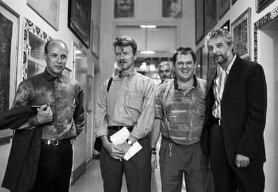 © David Bowie mit Brian Eno, André Heller und Johann Garber im Gang des Hauses der Künstler. Gugging, 8. September 1994 © Christine de Grancy, Courtesy Galerie Crone, Berlin Wien